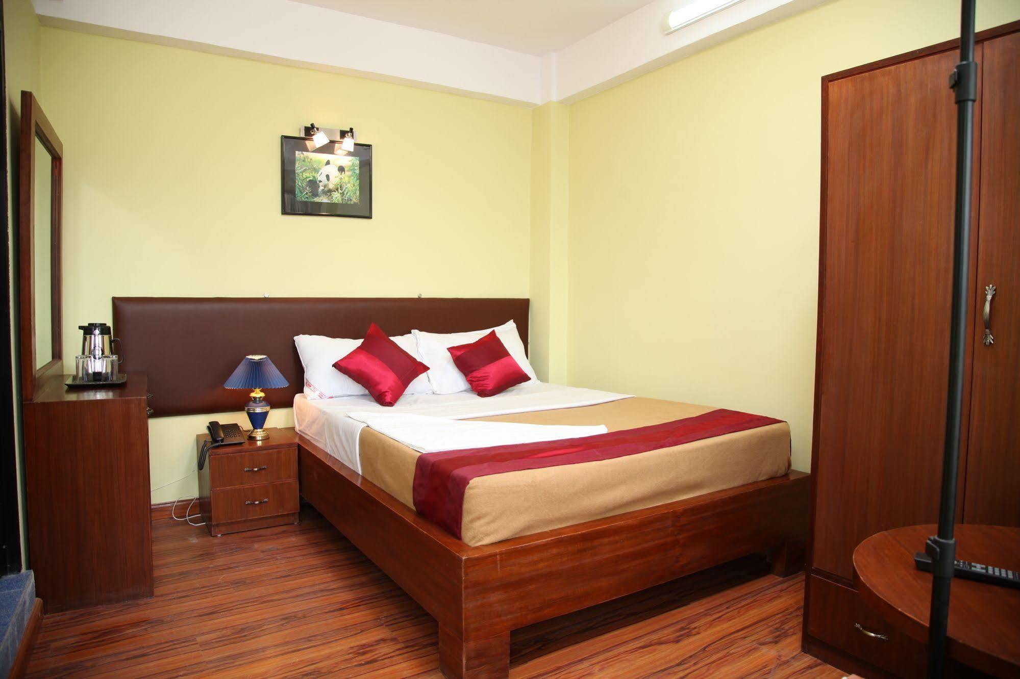 New Hotel Panda Катманду Экстерьер фото